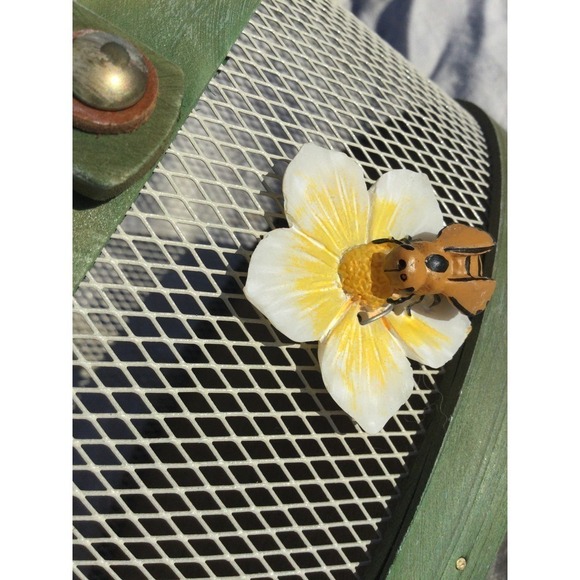 Green bee wire basket wood bow yellow rustic farmhouse country - Picture 3 of 11